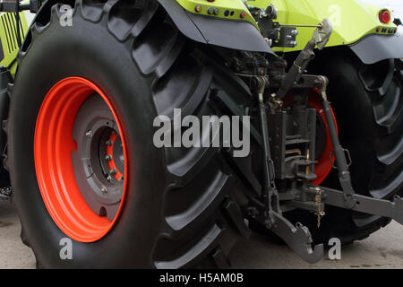 Et l'attelage du tracteur moderne de roue Banque D'Images