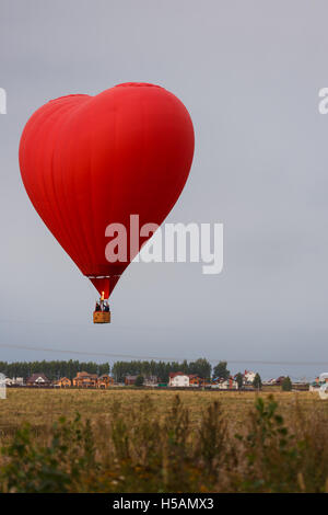 Ballon en forme de coeur dans le ciel Banque D'Images