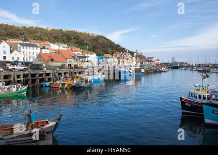 Le port de Scarborough avec des bateaux sur une journée claire dans le nord-est de l'Angleterre. Banque D'Images