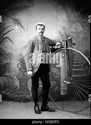 Le penny-farthing est un type de vélo à roues hautes populaire à la fin du XIXe siècle. Connue pour sa grande roue avant et sa petite roue arrière, elle était un symbole emblématique des premières technologies de cyclisme et de transport. Banque D'Images