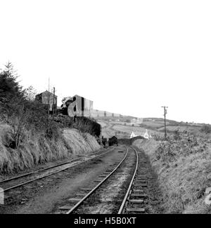 Le titre fait probablement référence à une scène représentant six objets ou trains approchant d'une gare, mettant l'accent sur le mouvement et le transport dans un contexte ferroviaire. Banque D'Images