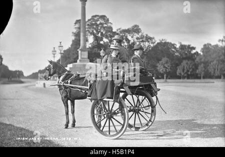 Une voiture irlandaise de randonnée, une calèche traditionnelle, est montrée sur cette image. Utilisé historiquement pour voyager à travers la campagne irlandaise, il reste un symbole du patrimoine culturel irlandais et des transports ruraux. Banque D'Images