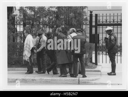 Cette image montre des dirigeants rabbiniques nationaux arrêtés alors qu'ils manifestaient devant l'ambassade soviétique pour protester contre le traitement du peuple juif par l'Union soviétique. Le mouvement juif soviétique était un important effort de défense des droits de l'homme, luttant pour les droits des Juifs en Union soviétique pendant la guerre froide. Banque D'Images