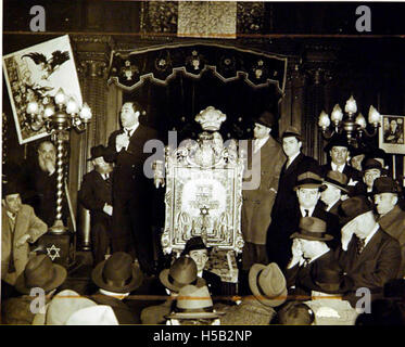 Cette photographie commémore le premier anniversaire du soulèvement du ghetto de Varsovie à la synagogue Warshaver à New York en 1944. Le soulèvement était un important mouvement de résistance des habitants juifs du ghetto de Varsovie contre les forces nazies pendant la première Guerre mondiale. L'événement a été marqué par les communautés juives du monde entier, y compris à New York, à l'Institut Davidstern. Banque D'Images