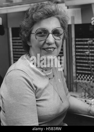 Betty DeJoannon était une figure notable en 1982, peut-être impliquée dans un événement ou un domaine de travail important à cette époque. Ce titre fait référence à son rôle ou à ses contributions au cours de cette période. Banque D'Images