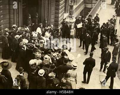 Emmeline Pankhurst et Emmeline Pethick Lawrence, c.1908-1912 cour laissant.