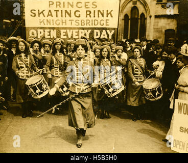 La Women’s social & Political Union (WSPU) Fife et Drum band défilent en 1909, représentant un moment clé dans le mouvement pour le suffrage. Banque D'Images
