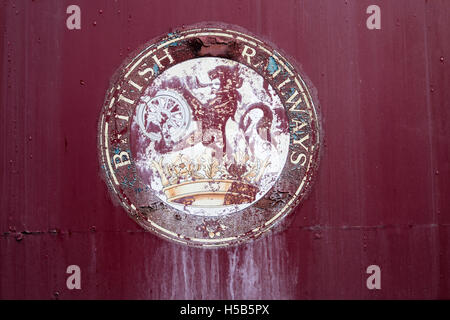 British Railways crête sur un wagon de chemin de fer abandonnée Banque D'Images