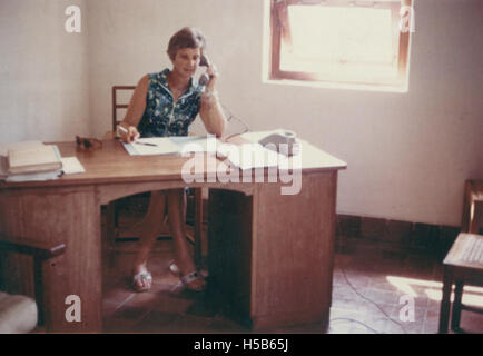 Margaret Hardiman, vers l'an 1970, fait référence à une personne qui peut avoir eu des activités ou des réalisations notables pendant cette période. Le titre peut suggérer une période ou un événement précis dans sa vie, mais un contexte supplémentaire est nécessaire pour clarifier son importance ou l'importance historique de cette période. Banque D'Images