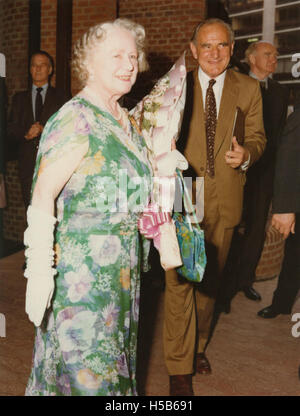 SM Queen Mother a assisté à l'inauguration officielle de la nouvelle bibliothèque dans le Lionel Robbins Building à la London School of Economics le 10 juillet 1979, marquant une étape importante dans le développement des installations académiques. Banque D'Images