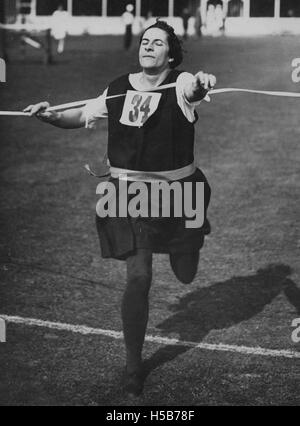 Un instantané de la Journée sportive de la LSE (London School of Economics) au Malden Sports Ground dans les années 1920, mettant en vedette les étudiants participant à des événements sportifs. Banque D'Images