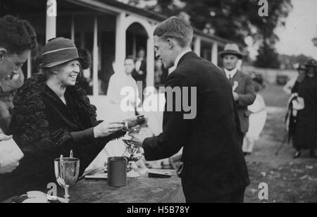 La Journée sportive de la LSE (London School of Economics) au Malden Sports Ground dans les années 1920, capturant les étudiants participant à divers événements sportifs, mettant en valeur la culture sportive de l'époque. Banque D'Images