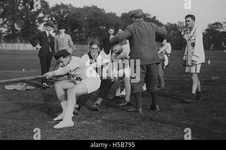 Photographie des années 1920 montrant les participants à la Journée sportive de la LSE (London School of Economics) au Malden Sports Ground. L'événement s'inscrivait dans la tradition de l'école de promouvoir l'éducation physique et la compétition sportive parmi les élèves. Banque D'Images