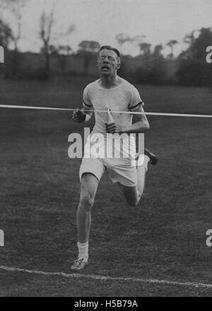 Cette image montre la Journée sportive de la LSE (London School of Economics) au Malden Sports Ground dans les années 1920 Il saisit les étudiants participant à des événements sportifs, représentant l'importance du sport et de l'éducation physique dans la vie académique pendant cette période. Banque D'Images