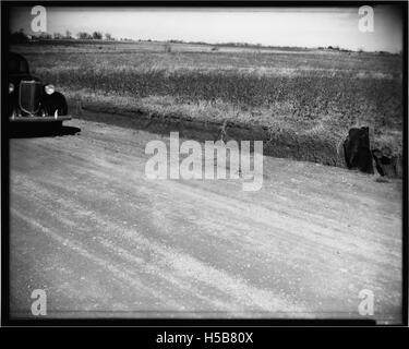 Un accident de voiture, un incident malheureux, capture les conséquences d'un accident de voiture. De tels incidents sont souvent importants pour comprendre la sécurité routière, la sécurité des véhicules et les interventions d'urgence. Banque D'Images