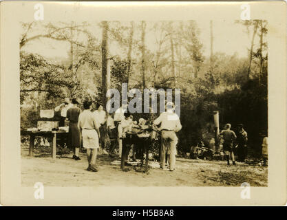 Photographie d'un groupe de Boy Scouts, peut-être engagés dans une activité ou une cérémonie de plein air. L'image met en valeur les garçons en uniforme, promouvant le travail d'équipe, le leadership et les compétences de plein air dans un contexte de scoutisme. Banque D'Images