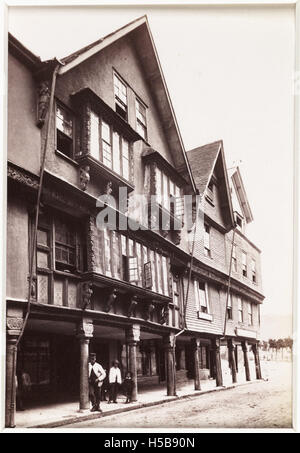 Cette photographie représente la Butterwalk de Dartmouth, une rue historique de la ville. L'image met probablement en évidence les caractéristiques architecturales et l'atmosphère de cet endroit populaire au Royaume-Uni. Banque D'Images