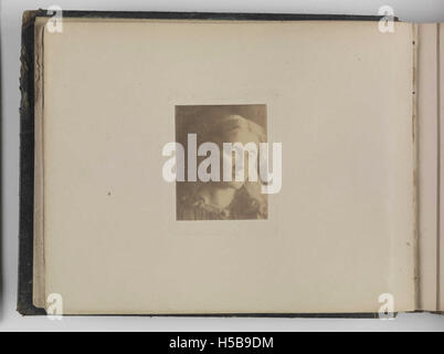 Ce portrait, réalisé en 1867, est celui de Julia Jackson, la nièce de la célèbre artiste Julia Margaret Cameron. Il est considéré comme l'une des œuvres les plus aimées de Cameron, montrant sa maîtrise de la photographie de portrait. Banque D'Images