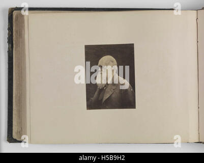 Charles Darwin, naturaliste pionnier, est photographié en 1868. Darwin est renommé pour sa théorie de l'évolution et son livre « on the Origin of Species » qui a révolutionné la compréhension de la biologie et de la sélection naturelle. Banque D'Images