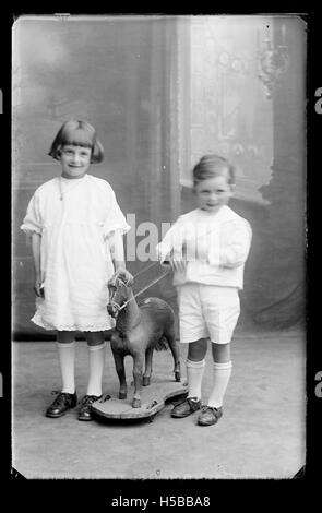 Cette image est identifiée par le code D1422 B76301 E 037858, suggérant qu'elle fait partie d'une collection historique. Le sujet spécifique n'est pas clair à partir du titre seul, mais pourrait faire partie d'une archive ou d'une collection documentée. Banque D'Images