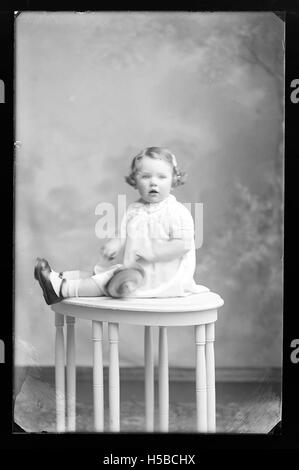 Référence à un article ou document étiqueté D1422B76375 d 001A. La nature exacte de cet élément n'est pas claire, mais il pourrait être lié à des documents d'archives, des documents officiels ou des collections spécifiques identifiées par ce code. Banque D'Images