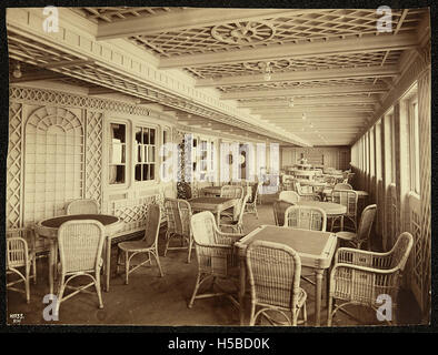 Le Cafe Parisien sur le RMS Titanic est représenté, mettant en valeur l'une des caractéristiques luxueuses à bord du navire. Cette salle à manger haut de gamme était une attraction clé pour les passagers de première classe lors de ce voyage malheureux. Banque D'Images