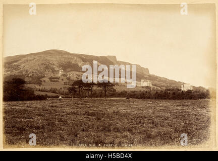 Une vue panoramique montrant Cave Hill et le château de Belfast en Irlande du Nord. Cave Hill, connu pour sa forme distinctive ressemblant à un géant endormi, surplombe la ville de Belfast, tandis que le château ajoute une importance historique au paysage. Banque D'Images