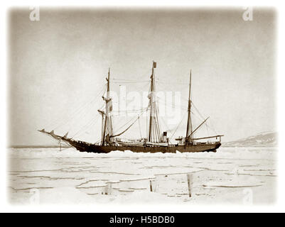 Une photographie représentant une scène d'exploration polaire, montrant probablement des explorateurs bravant les conditions difficiles dans les régions arctiques ou antarctiques. L'image capture l'environnement difficile et le dévouement des personnes impliquées dans ces expéditions extrêmes. Banque D'Images