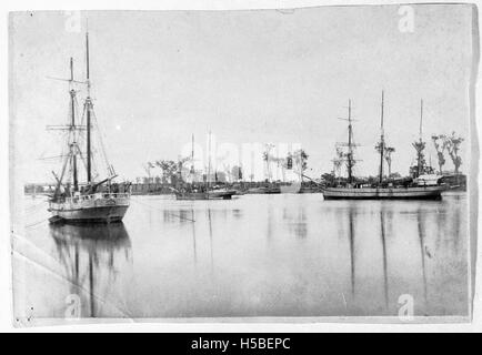 Les voiliers sont ancrés dans la Brisbane River dans les années 1890 Cette scène historique met en valeur le rôle du fleuve comme principale voie de transport pour l'activité maritime durant cette période. Banque D'Images