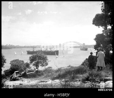 Une photographie historique montrant l'emblématique port de Sydney pendant la période 1932-1945. L'image illustre l'activité et la structure vibrantes de l'un des monuments les plus célèbres d'Australie. Banque D'Images