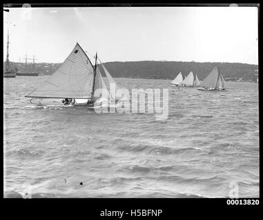 Quatre bateaux de course sur le port de Sydney Banque D'Images