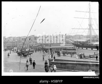 Circular Quay dans le port de Sydney, vers 1889, représente une vue historique du célèbre endroit. La région a servi de plaque tournante pour le commerce maritime et le transport, mettant en valeur le passé colonial et le développement urbain de Sydney. Banque D'Images