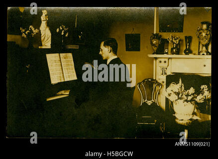 5 Carte postale photographique d'un jeune homme jouant du piano Banque D'Images