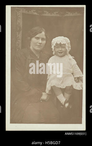 6 Carte postale photographique d'une jeune femme tenant un petit enfant Banque D'Images