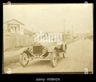Une photographie en noir et blanc montrant une femme non identifiée conduisant une voiture, probablement prise au début et au milieu du XXe siècle. L'image souligne la présence des femmes dans la conduite et la conduite automobile à une époque où il était encore relativement rare. Banque D'Images