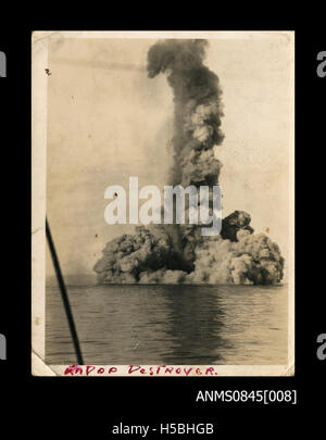 Le HMAS Sydney (II), un croiseur léger australien, s'engage dans une bataille maritime avec un destroyer italien au large des côtes de l'Australie occidentale en novembre 1940. Cette bataille fait partie des engagements navals méditerranéens et australiens de la seconde Guerre mondiale. Banque D'Images