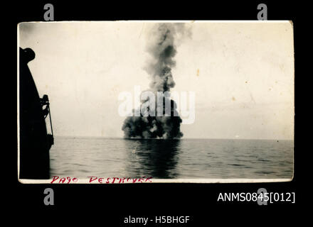 Le HMAS Sydney (II) s'engage dans une bataille maritime avec un destroyer italien en novembre 1940. La bataille faisait partie des opérations navales de la seconde Guerre mondiale, mettant en évidence le rôle du navire dans le conflit. Banque D'Images