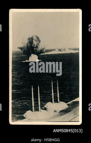 Le 1940 novembre, le HMAS SYDNEY (II) s'engage dans une bataille maritime avec un destroyer italien, marquant un conflit naval important pendant la seconde Guerre mondiale. La bataille fait partie de la campagne méditerranéenne, les deux camps subissant des pertes. Banque D'Images