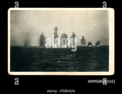 Le HMAS Sydney (II) est engagé dans une bataille maritime avec un destroyer italien en novembre 1940 pendant la première Guerre mondiale. La bataille faisait partie des opérations navales en Méditerranée, reflétant l'intense conflit militaire de l'époque. Banque D'Images