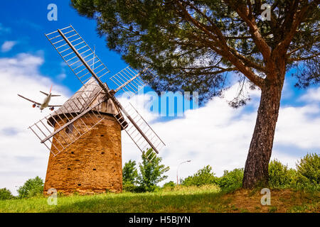 Moulin à vent historique près de l'aéroport, Toulouse, France Banque D'Images