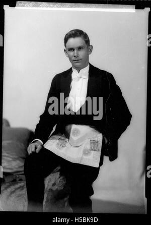 Ce portrait montre un homme portant un tablier maçonnique, indiquant son association avec les francs-maçons. Le nom de famille 'Hooker' est mentionné comme identification possible. Banque D'Images