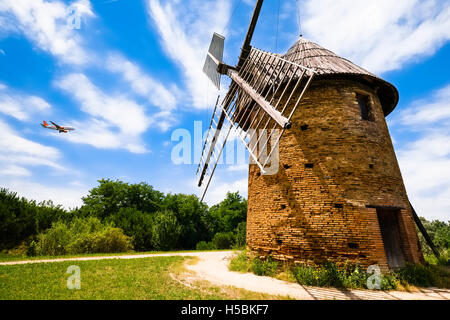 Moulin à vent historique près de l'aéroport, Toulouse, France Banque D'Images