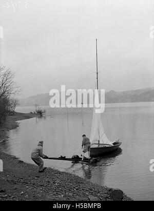 Cette image capture l'expérience tranquille de naviguer sur le lac Bala, situé au pays de Galles, en janvier. Le lac est connu pour sa beauté pittoresque, et l'activité met en valeur l'environnement naturel et les sports de loisirs dans la région. Banque D'Images