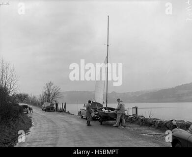 Naviguer sur le lac Bala en janvier représente une scène hivernale où les individus s'engagent dans la voile par temps froid. Bala Lake, situé au pays de Galles, est une destination populaire pour divers sports nautiques tout au long de l'année, y compris en hiver. Banque D'Images