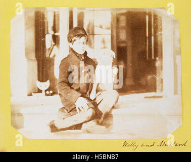 Ce titre fait probablement référence à une photographie ou une image mettant en vedette deux sujets nommés Willy et Mustard. Sans autre contexte, il pourrait représenter un moment personnel ou historique impliquant ces personnes, possiblement dans un cadre occasionnel ou posé. Banque D'Images