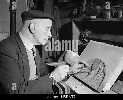 Robert Hughes de Barmouth, un pensionné qui montre un grand intérêt pour la sculpture sur pierre Banque D'Images