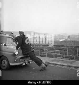 Cette image capture la première manifestation de la Welsh Language Society (Cymdeithas yr Iaith Gymraeg) sur le pont Trefechan à Aberystwyth, plaidant pour la promotion et la préservation de la langue galloise. La manifestation a marqué un événement important dans l'histoire de l'activisme de la langue galloise au XXe siècle. Banque D'Images