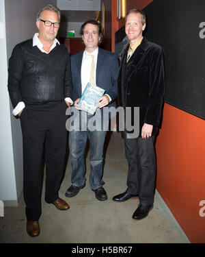 (L-R) Kevin Costner, Jon Baird et Rick Ross parle assister à Los Angeles 'Une soirée avec Kevin Costner Jon Baird et Rick Ross discutent de leur roman, l'Explorer's Guild' à Ann et Jerry Moss Theatre à New Roads School le 28 octobre 2015 à Santa Banque D'Images