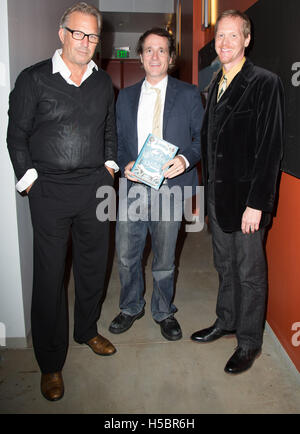 (L-R) Kevin Costner, Jon Baird et Rick Ross parle assister à Los Angeles 'Une soirée avec Kevin Costner Jon Baird et Rick Ross discutent de leur roman, l'Explorer's Guild' à Ann et Jerry Moss Theatre à New Roads School le 28 octobre 2015 à Santa Banque D'Images