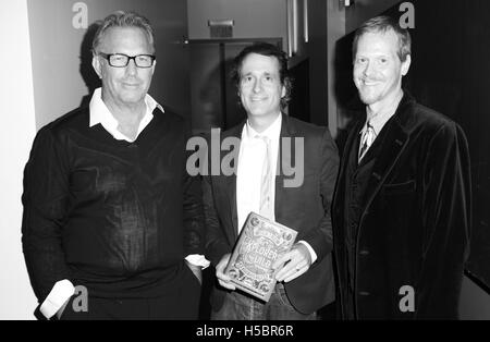 (L-R) Kevin Costner, Jon Baird et Rick Ross parle assister à Los Angeles 'Une soirée avec Kevin Costner Jon Baird et Rick Ross discutent de leur roman, l'Explorer's Guild' à Ann et Jerry Moss Theatre à New Roads School le 28 octobre 2015 à Santa Banque D'Images